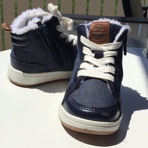 Boys winter hightop sneaker Sz 6 EUC